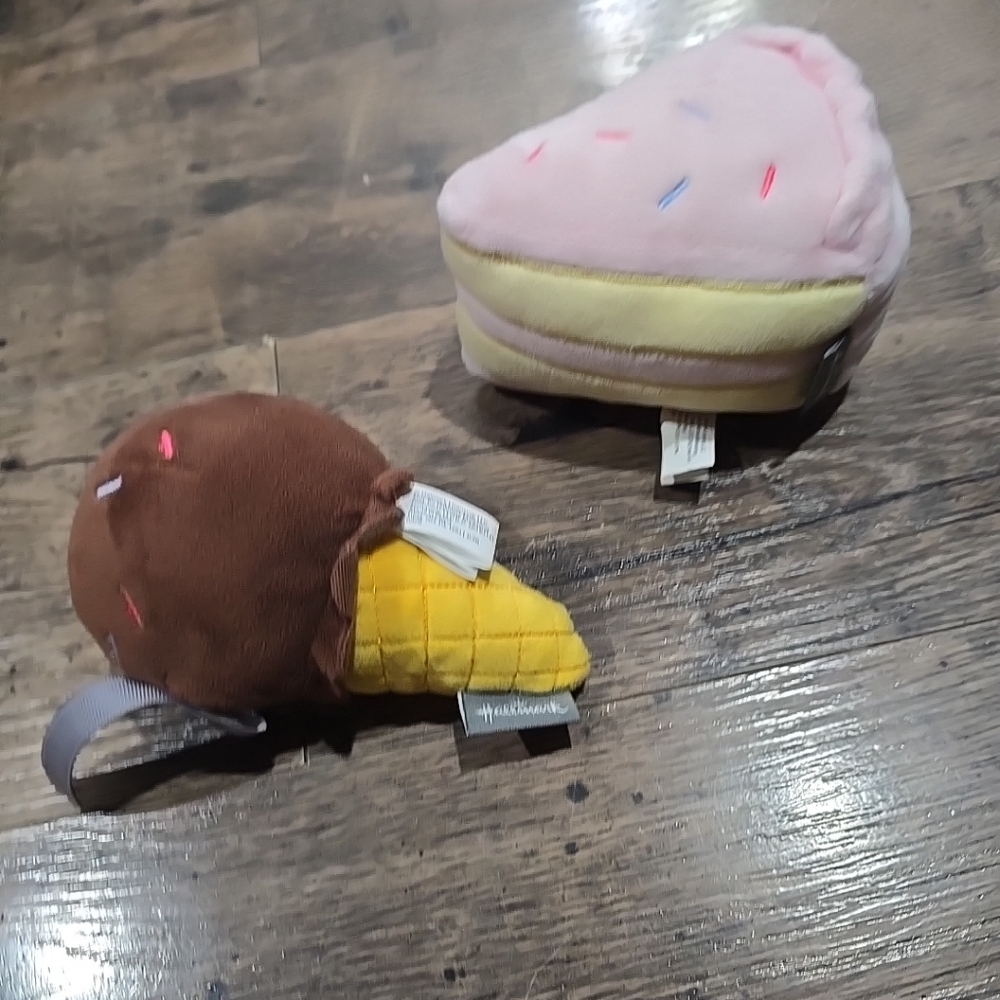 Hallmark exclusive Better Together icecream & cake plush - Picture 4 of 5